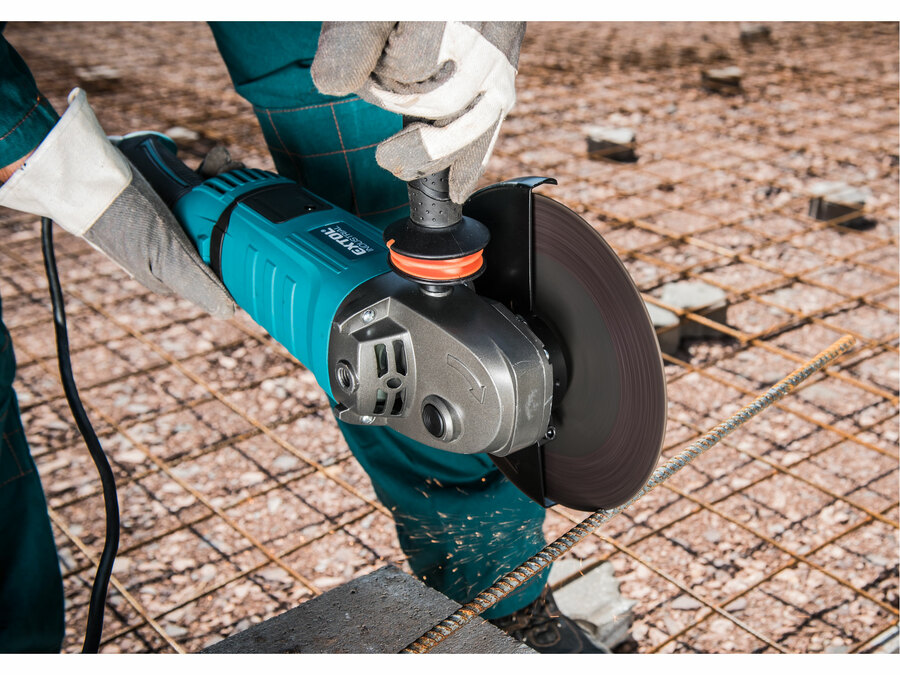 Sarokcsiszológép 230 mm 2600W, szabályozható fordulatszám, lágy indítás, terhelésnél konstans fordulatszám, papírdoboz